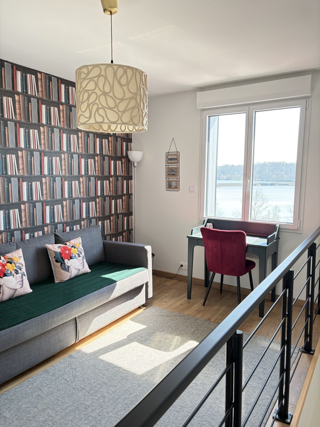 Bureau avec canapé et vue sur le lac
