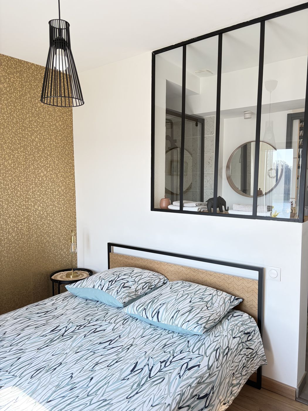 Chambre avec lit double et verrière