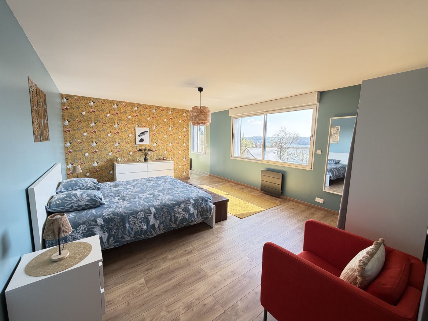 Grande chambre à l'étage avec fauteuil