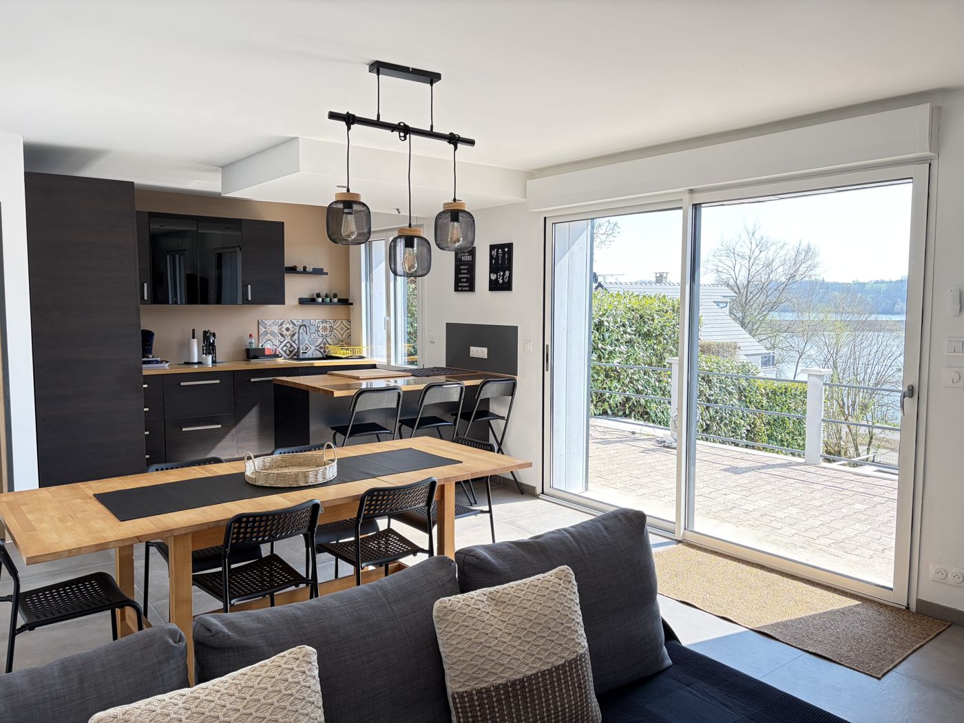 Pièce à vivre avec cuisine ouverte et grande baie vitrée