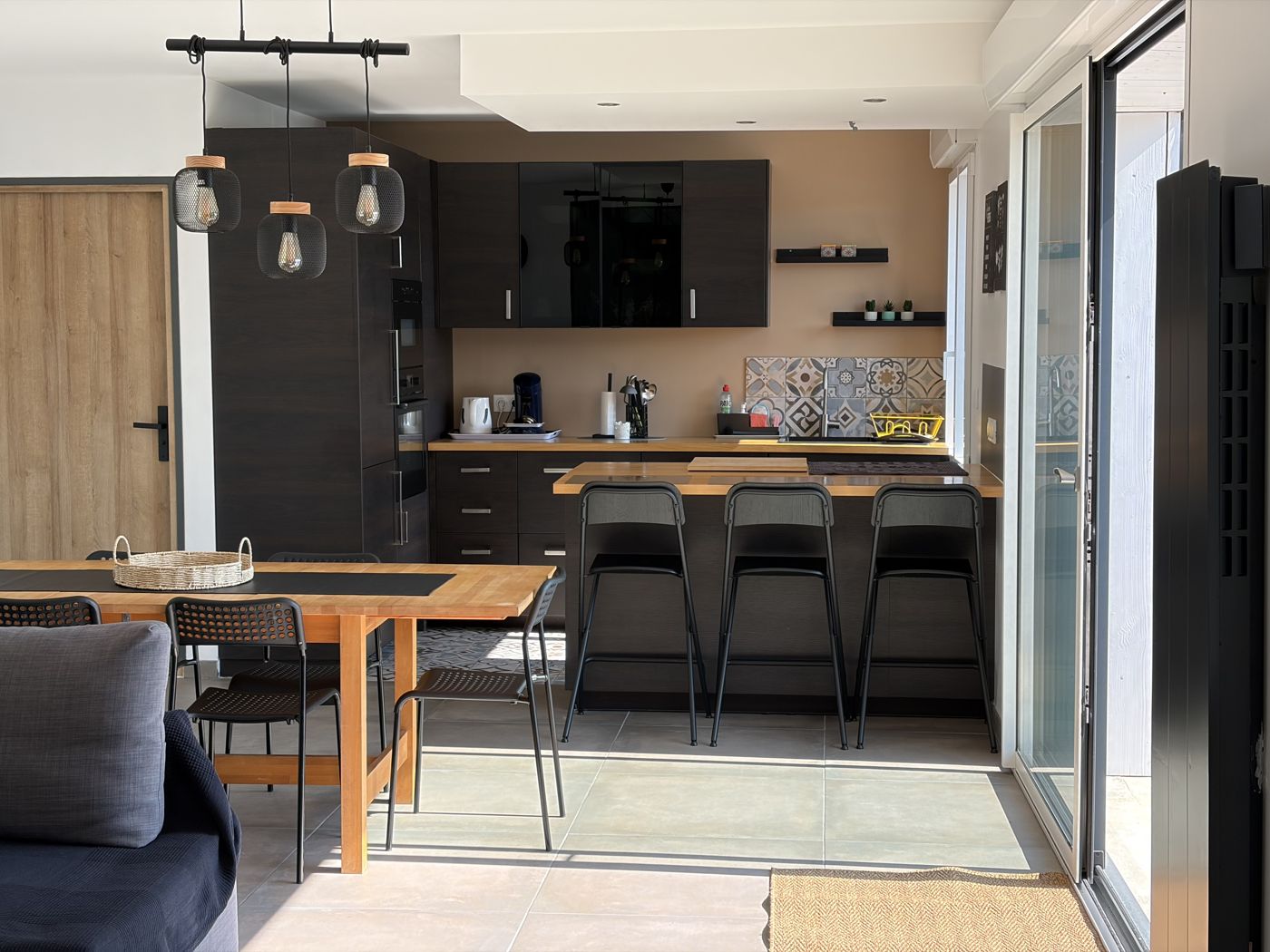 Cuisine équipée avec bar