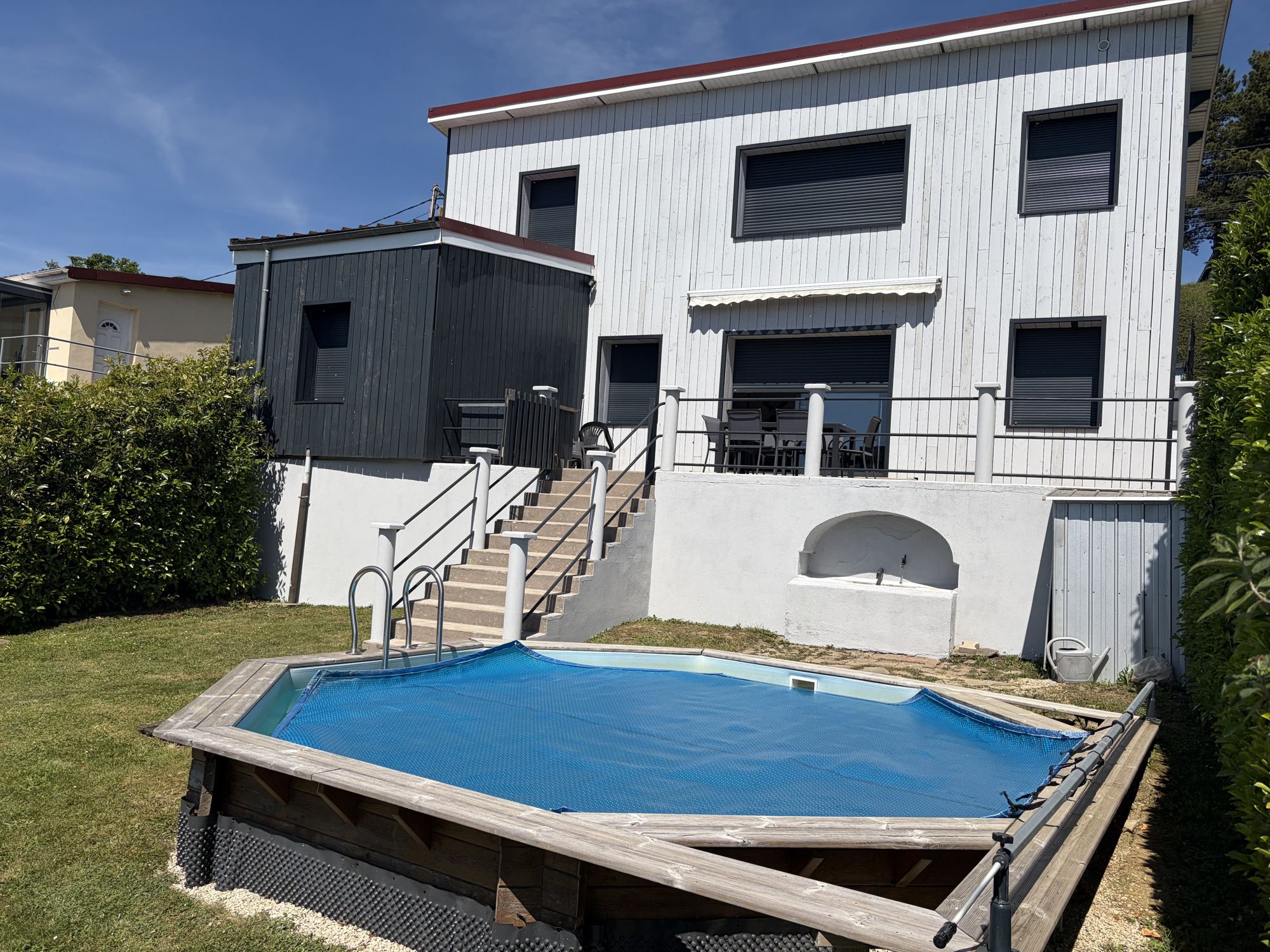 La maison et sa piscine vues du jardin