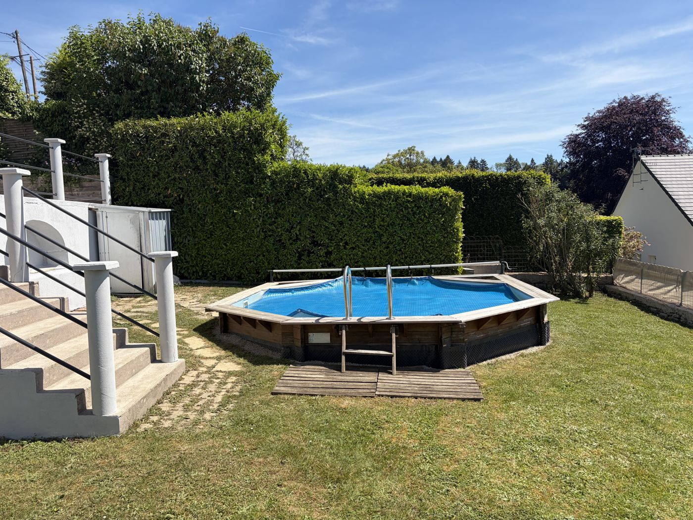 Piscine hors-sol en bois dans le jardin