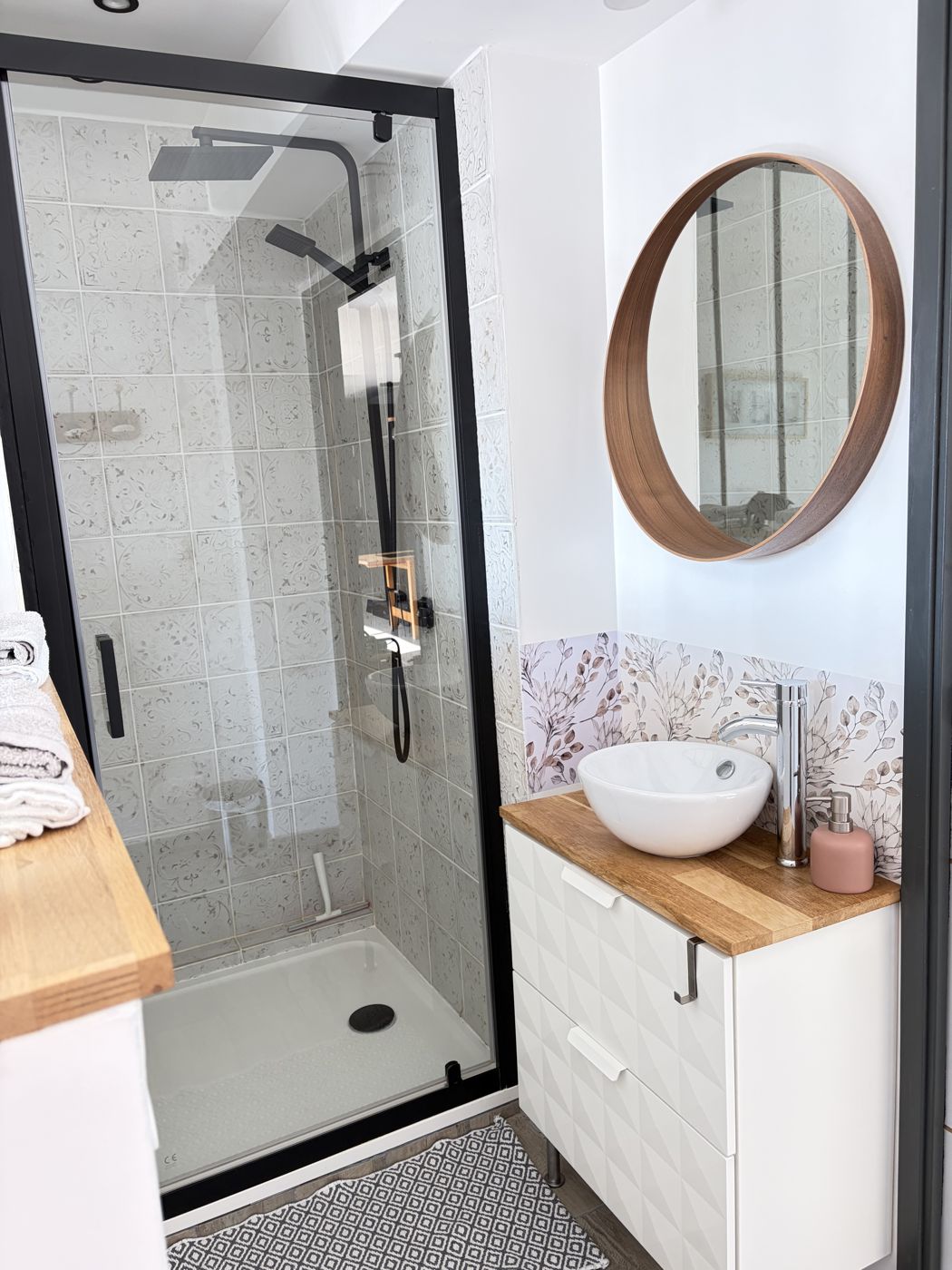 Salle d'eau avec douche à l'italienne