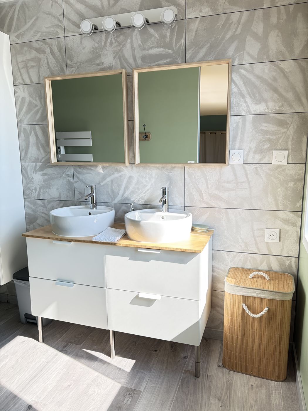Salle de bain avec double vasque