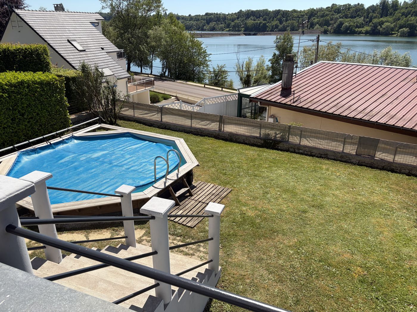 Jardin, piscine et vue sur le lac